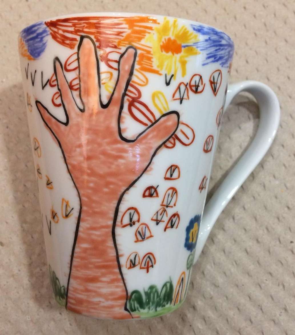 Mug conique en porcelaine personnalisé par un dessin d'enfant.